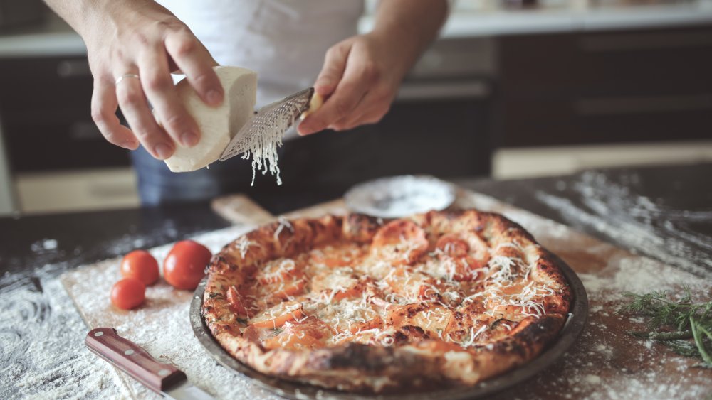 making pizza at home 