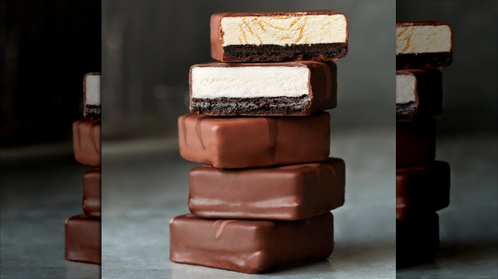 A stack of Häagen-Dazs cookie squares