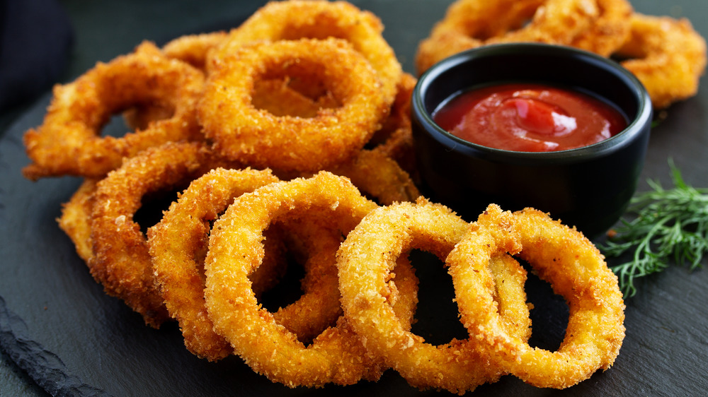 Crispy onion rings with sauce