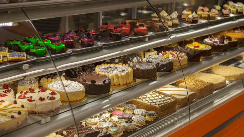 Grocery store bakery cake display