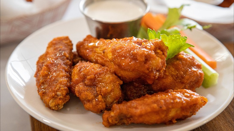 buffalo wings white plate