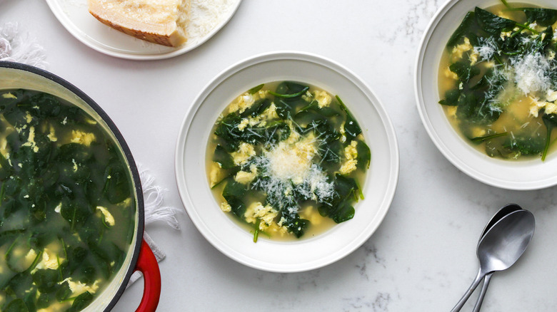 lemon spinach stracciatella soup in bowl