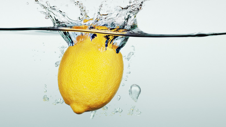 lemon in water