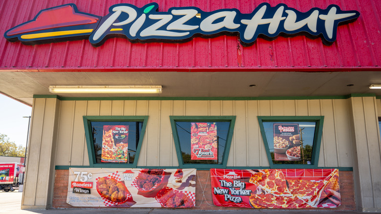 Pizza Hut storefront