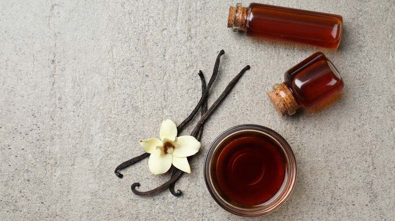 vanilla extracts and vanilla pods