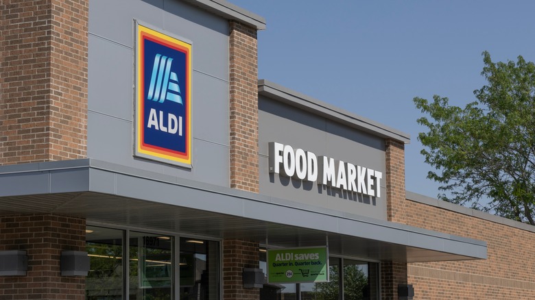 storefront of Aldi