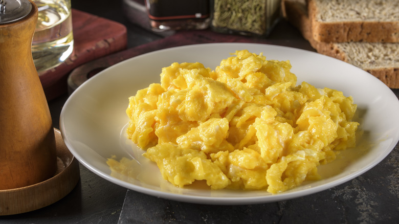 Scrambled eggs on a plate