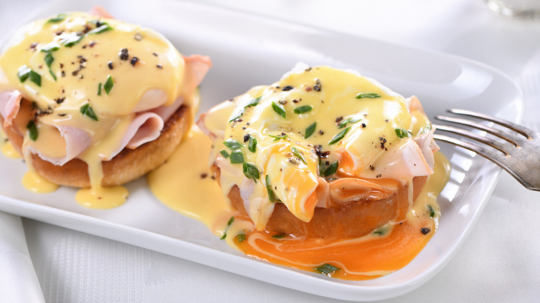 hollandaise sauce on eggs Benedict