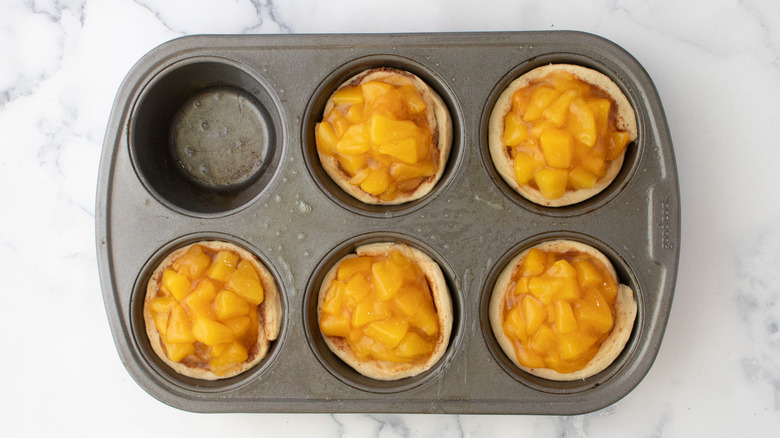 cinnamon rolls with canned peaches