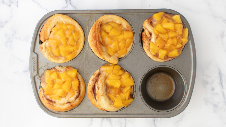 cinnamon rolls with canned peaches