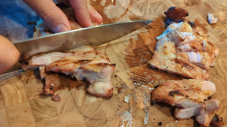 slicing grilled chicken thighs